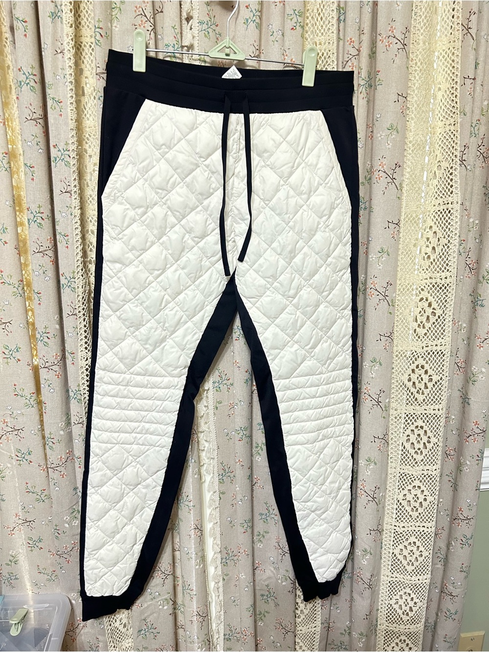 Alo Yoga Winter Warm Moto Airbrush Puffer Quilted Après Ski Pants Ivory/Blk L